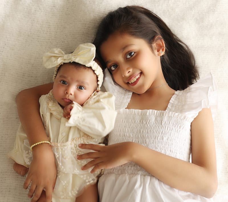 Family photography session with natural poses