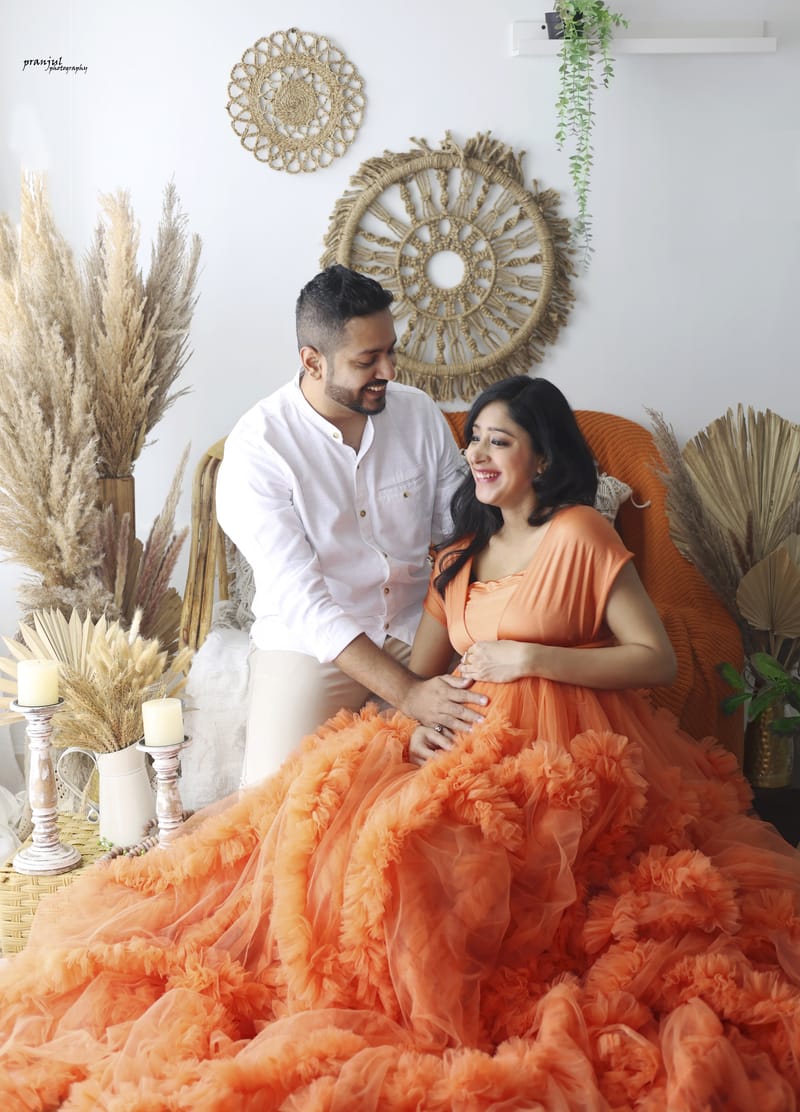 Outdoor maternity photography in golden hour