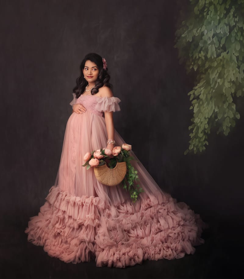 Maternity portrait session with traditional elegance